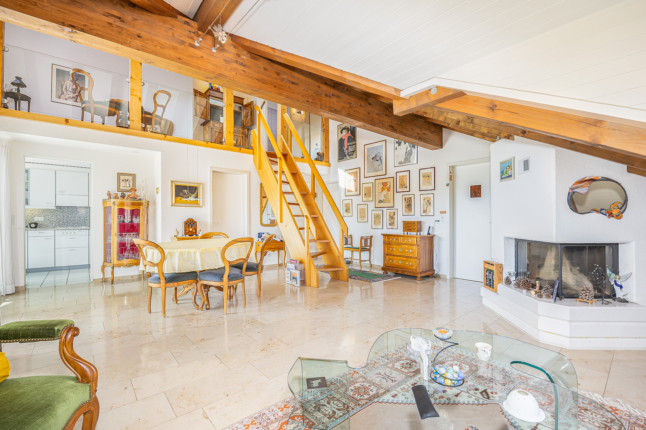Großzügiges Wohnzimmer mit Galerie und Kamin