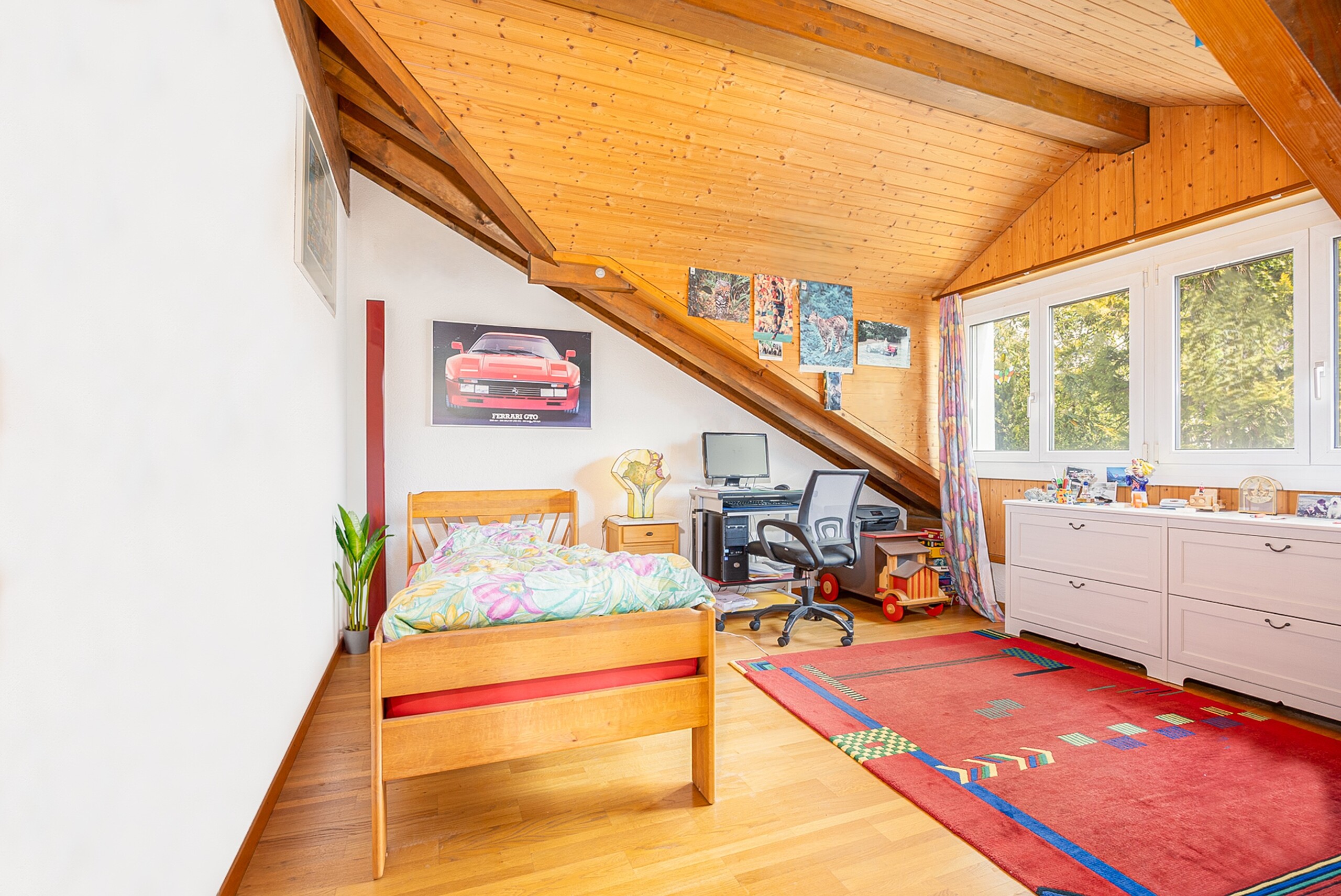 Dachgeschoss-Schlafzimmer mit Arbeitsbereich