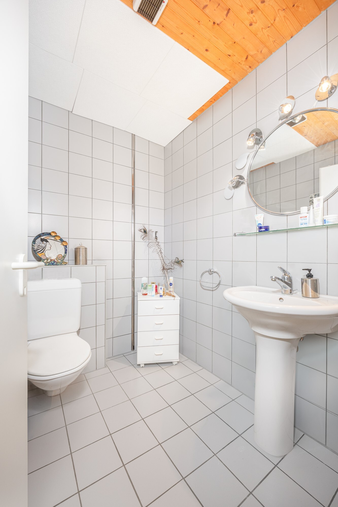 Helles Badezimmer mit Dachschräge