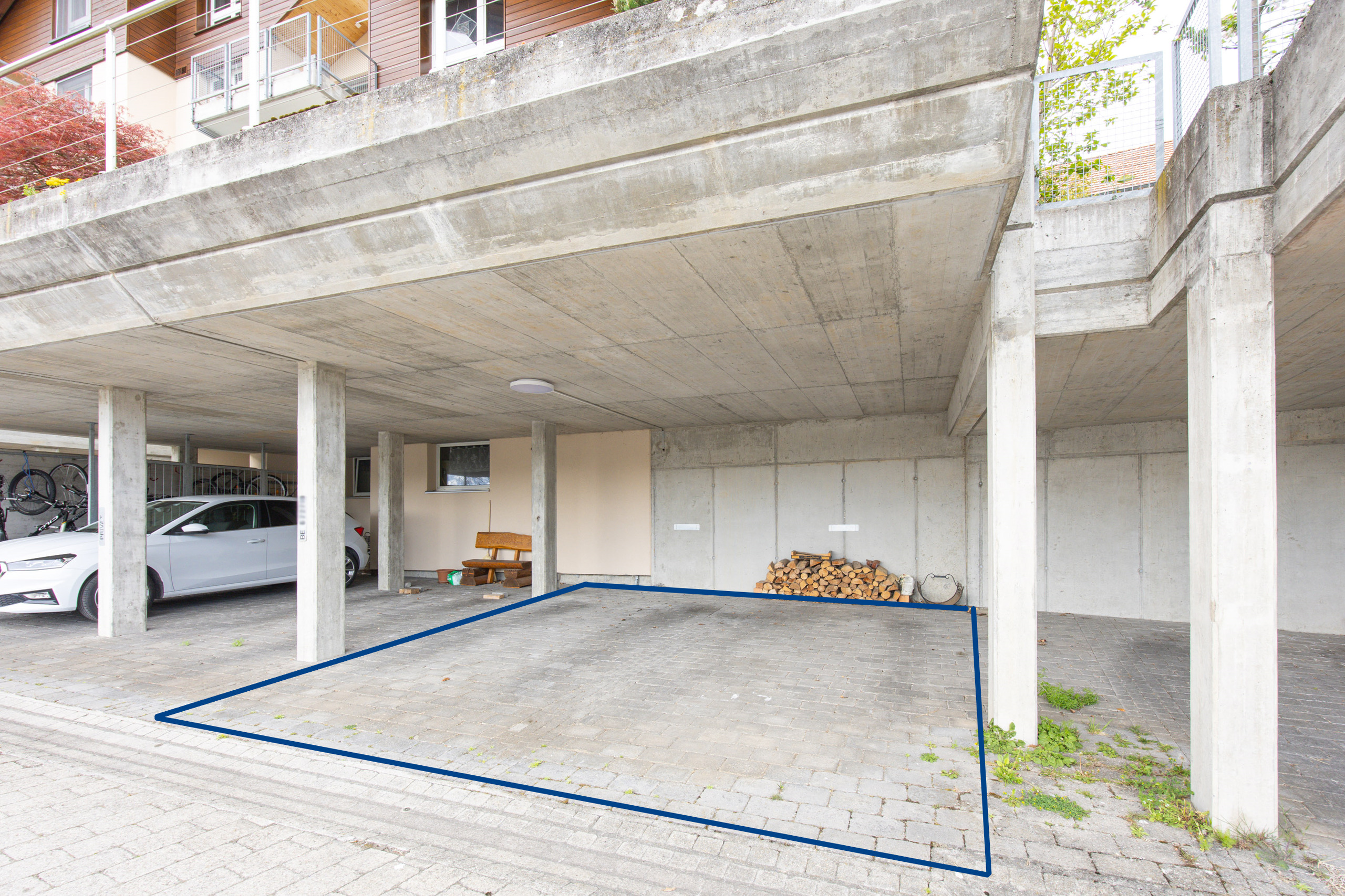 Überdachter Stellplatz mit markierter Parkfläche