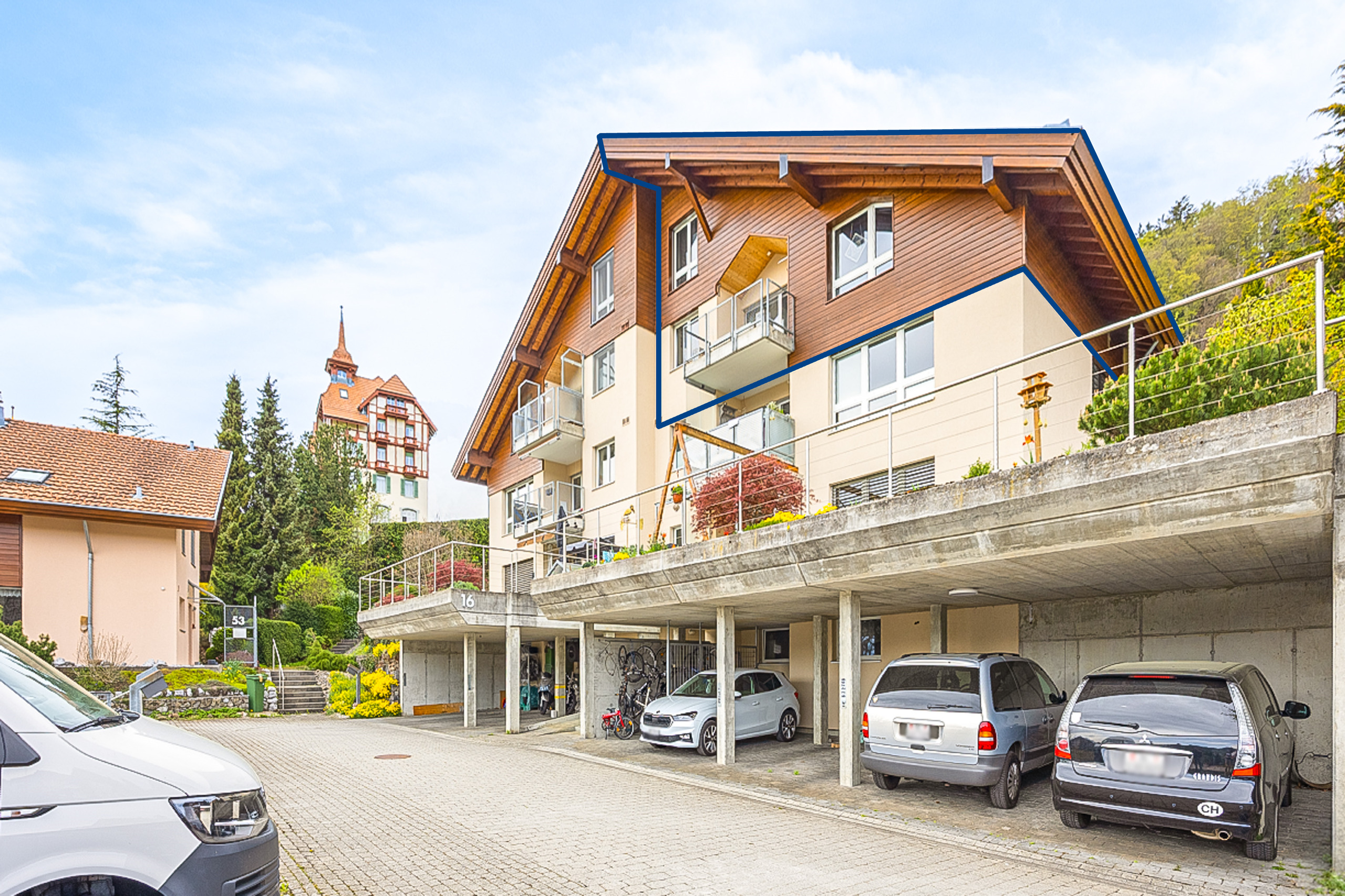 Mehrfamilienhaus mit Tiefgarage und Balkonen