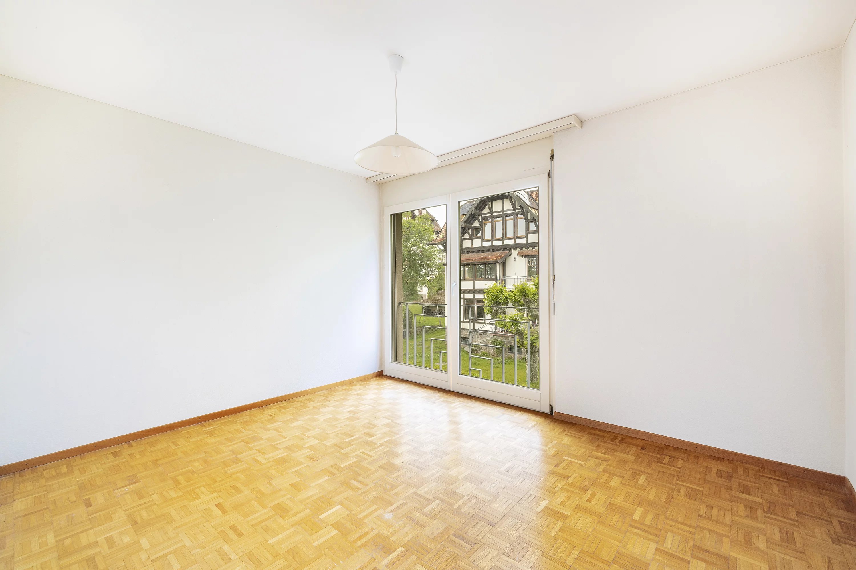 Heller leerer Raum mit Balkon-/Fenstertür