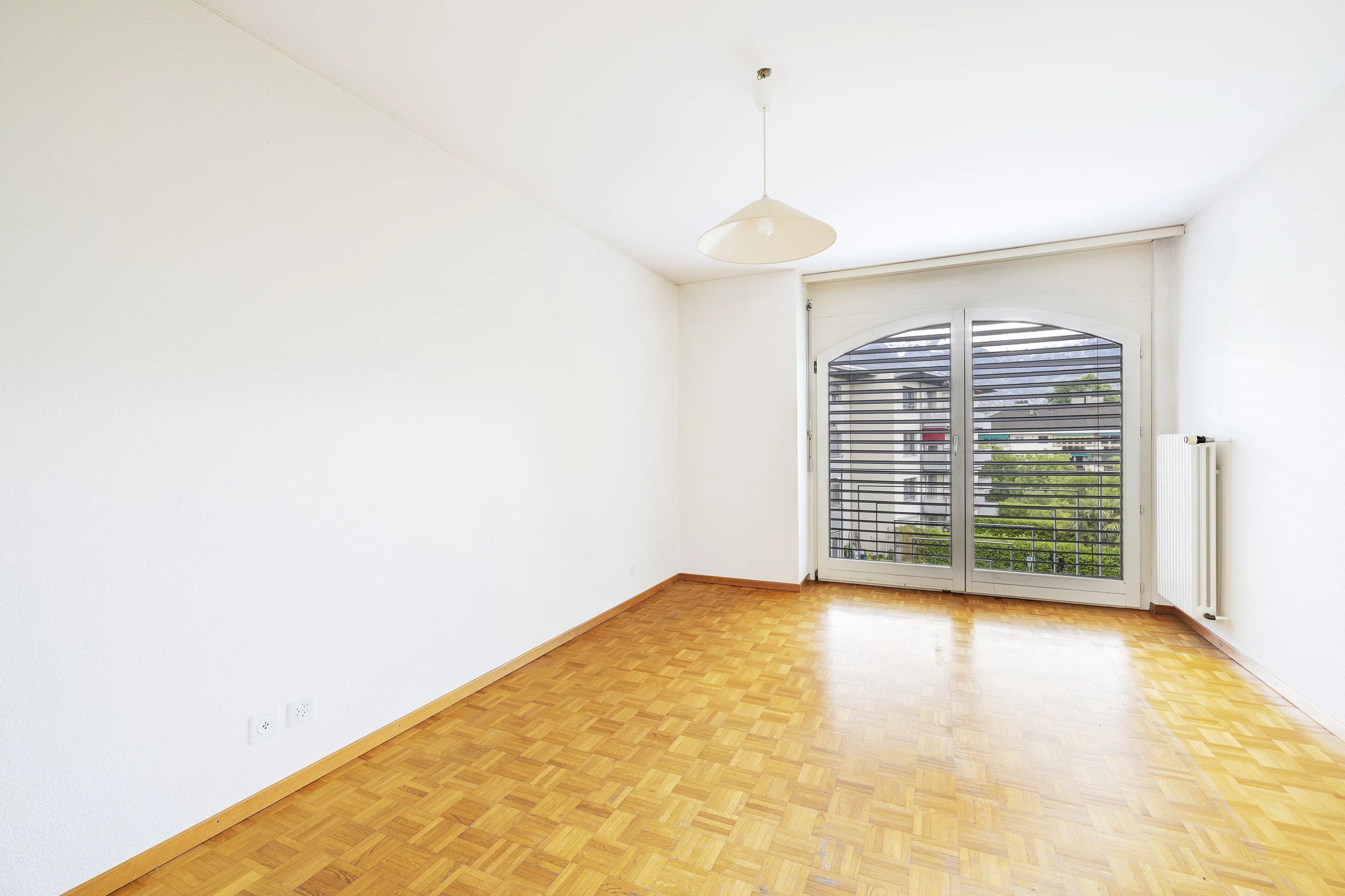 Heller leerer Raum mit Balkonfenster