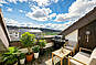 Balkon mit Sitzbereich und Blick ins Freie
