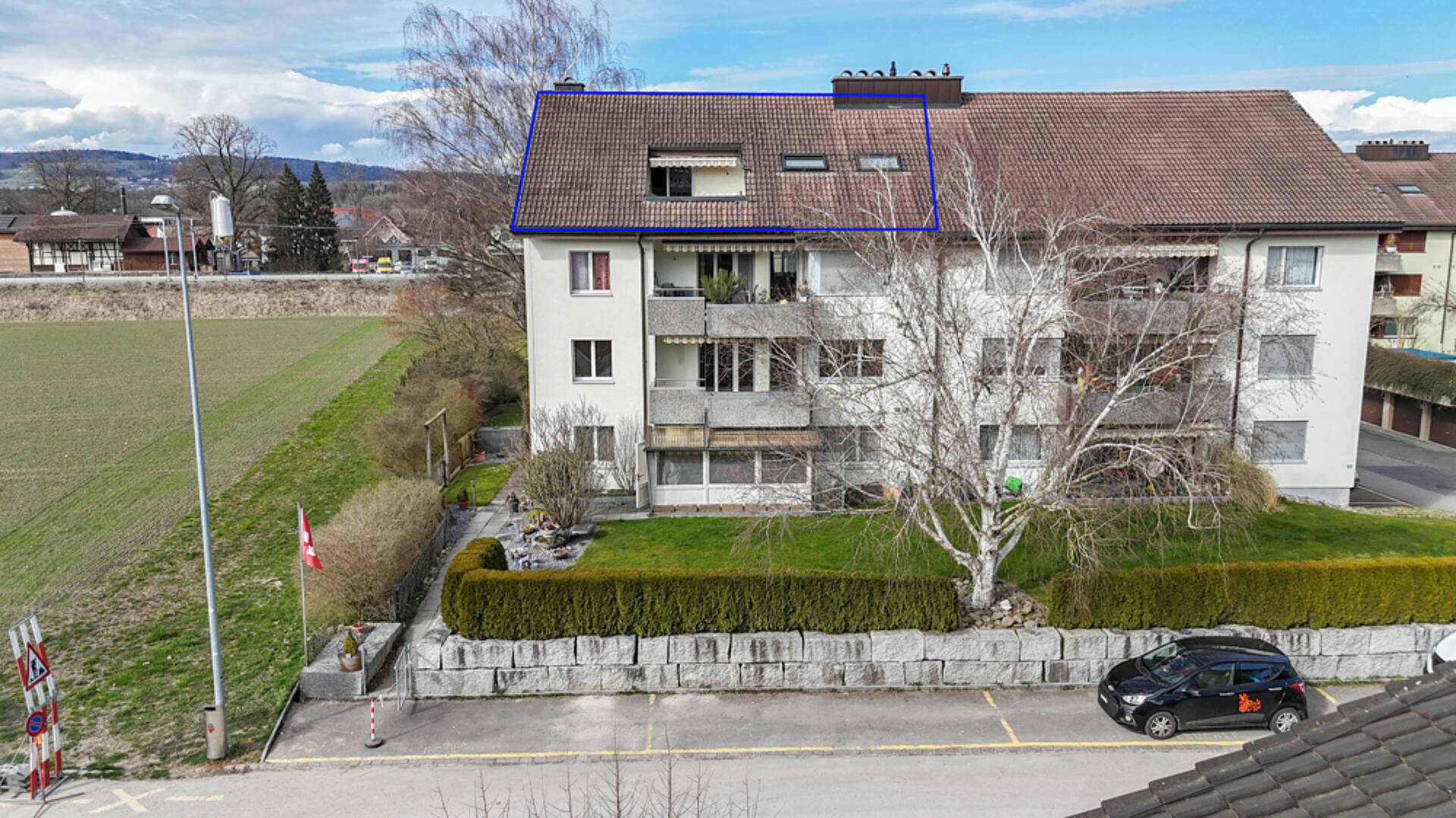 Mehrfamilienhaus mit Satteldach und Balkonen
