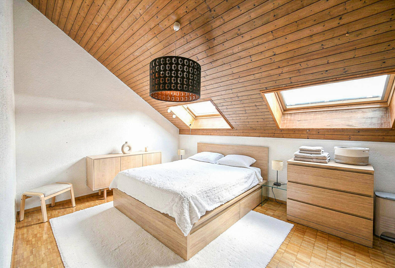 Helles Dachgeschoss-Schlafzimmer mit Holzdecke
