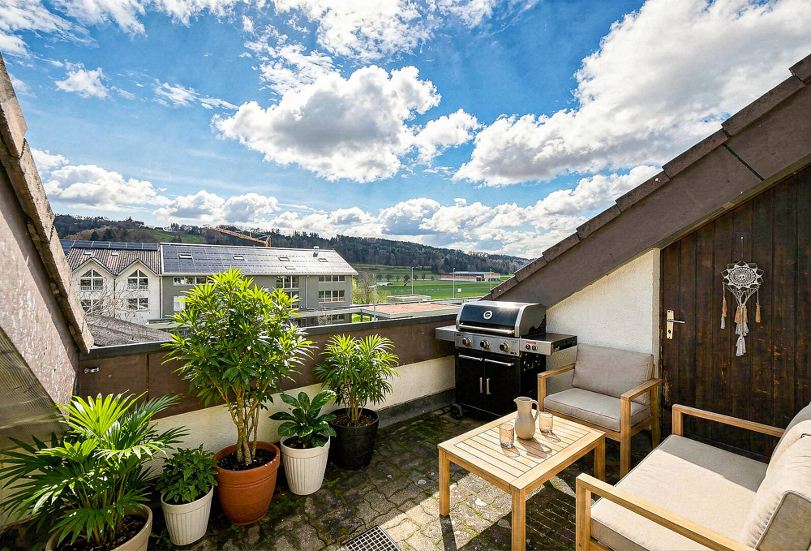 Dachterrasse mit Grill und Sitzbereich