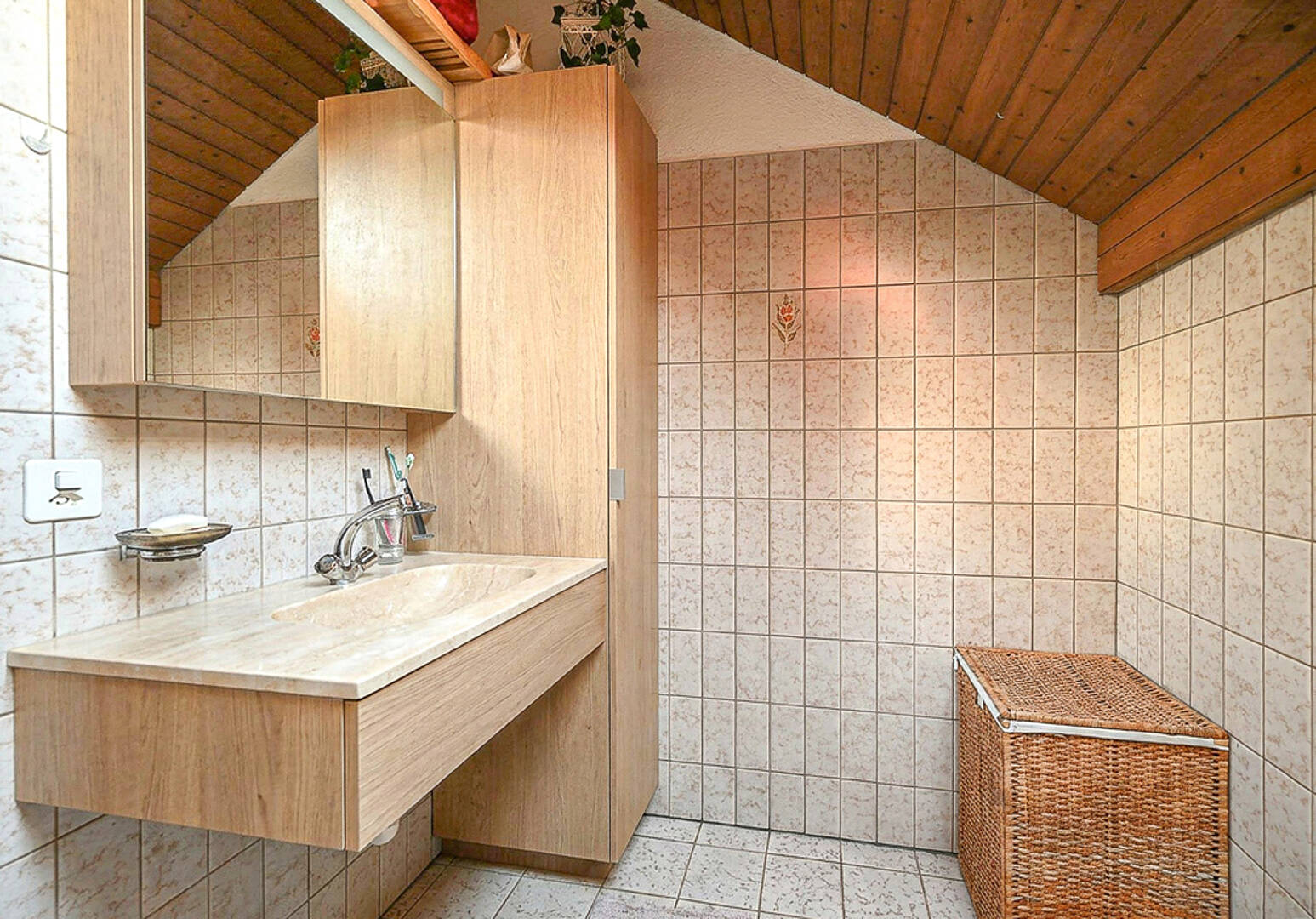 Kleines Bad mit Holzoptik und Fliesen