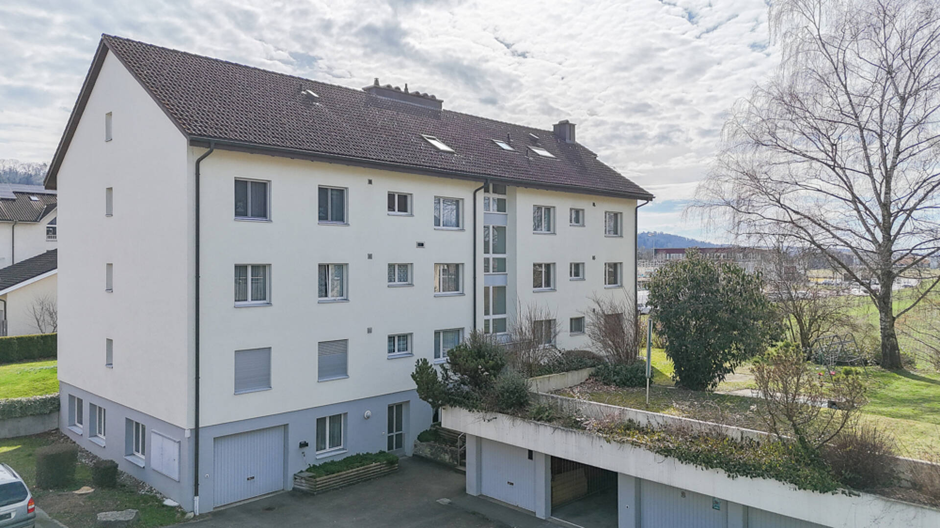Mehrfamilienhaus mit Garagen und Garten