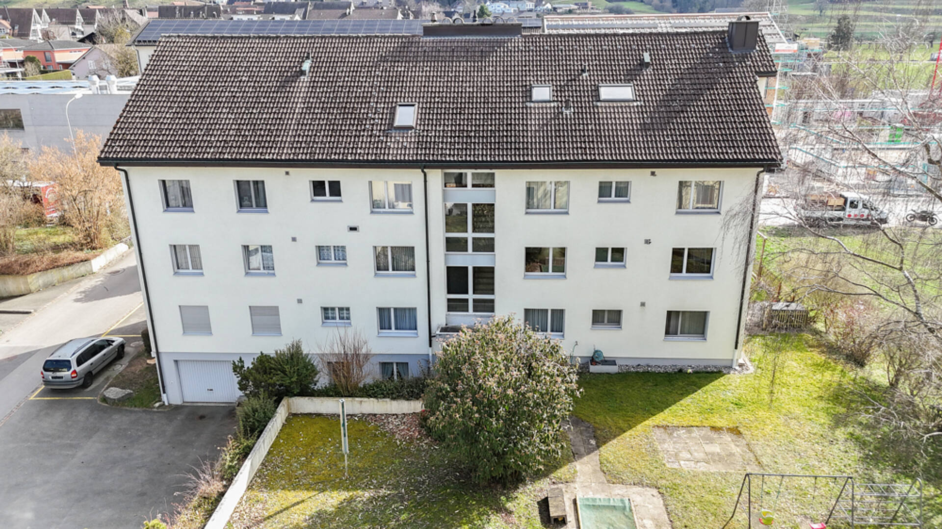 Mehrfamilienhaus mit großem Satteldach