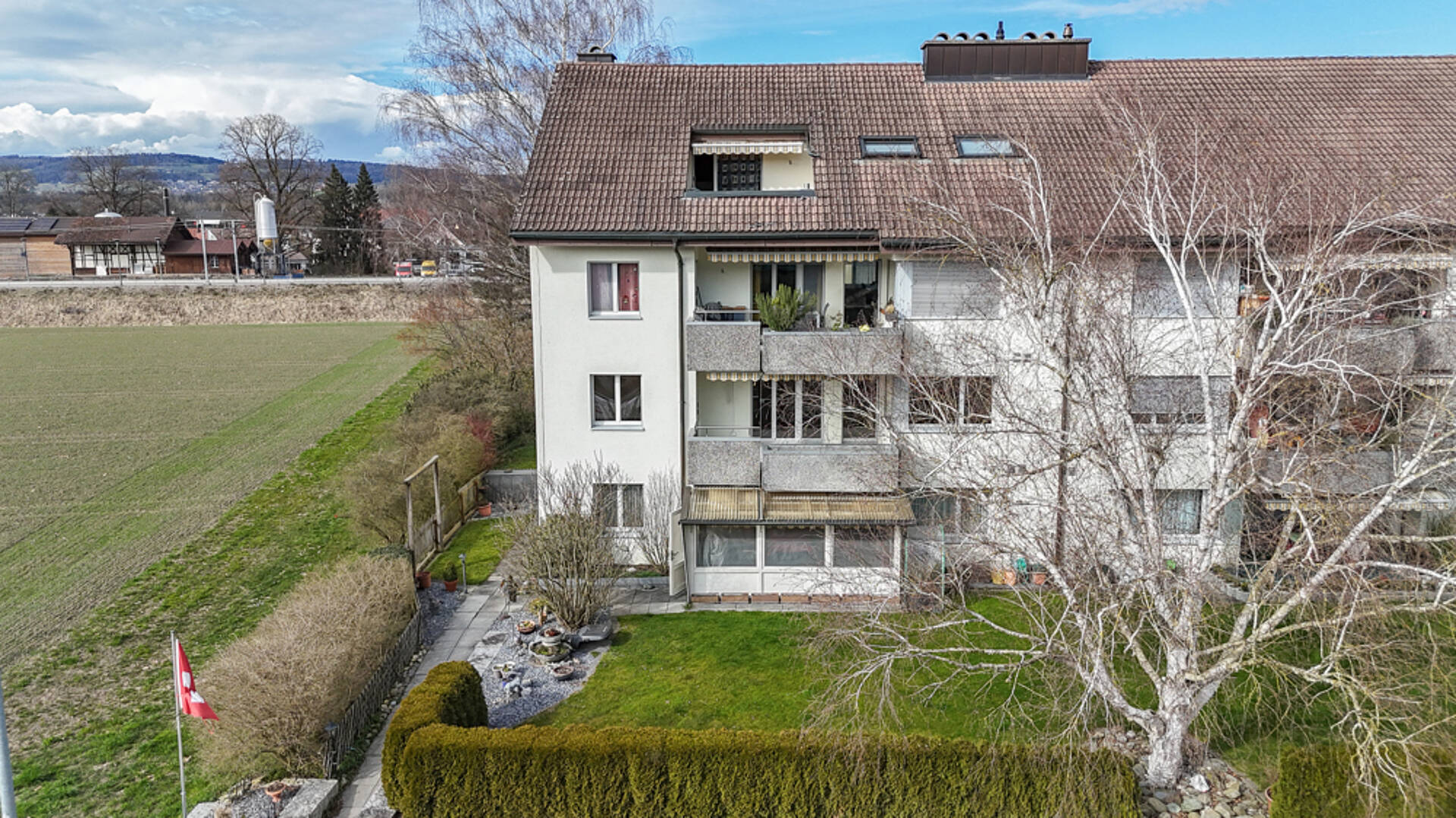 Mehrfamilienhaus mit Satteldach und Balkon