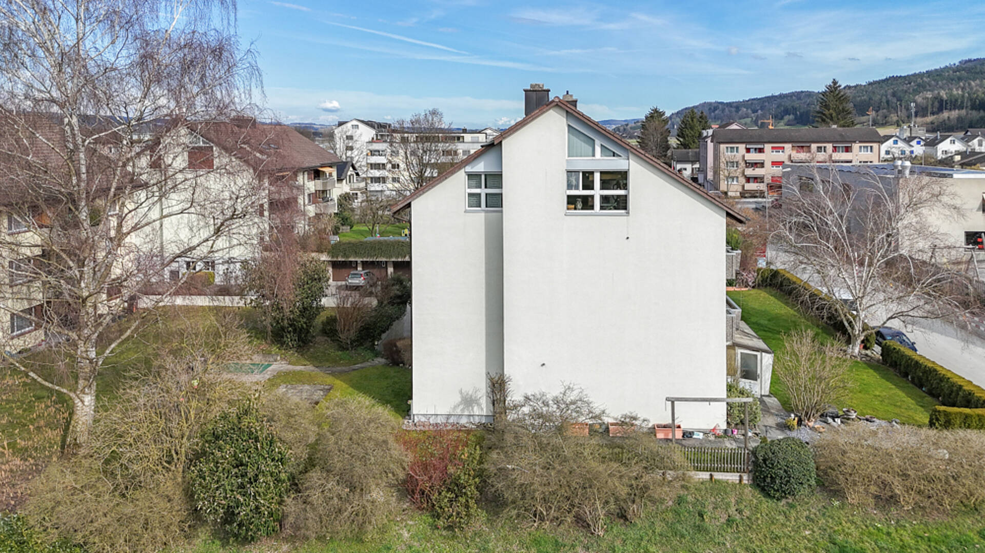 Wohnhaus mit Garten und Umgebung