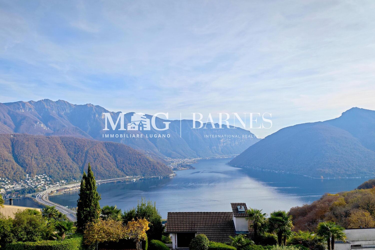 Seeblick über ein Tal mit Bergen