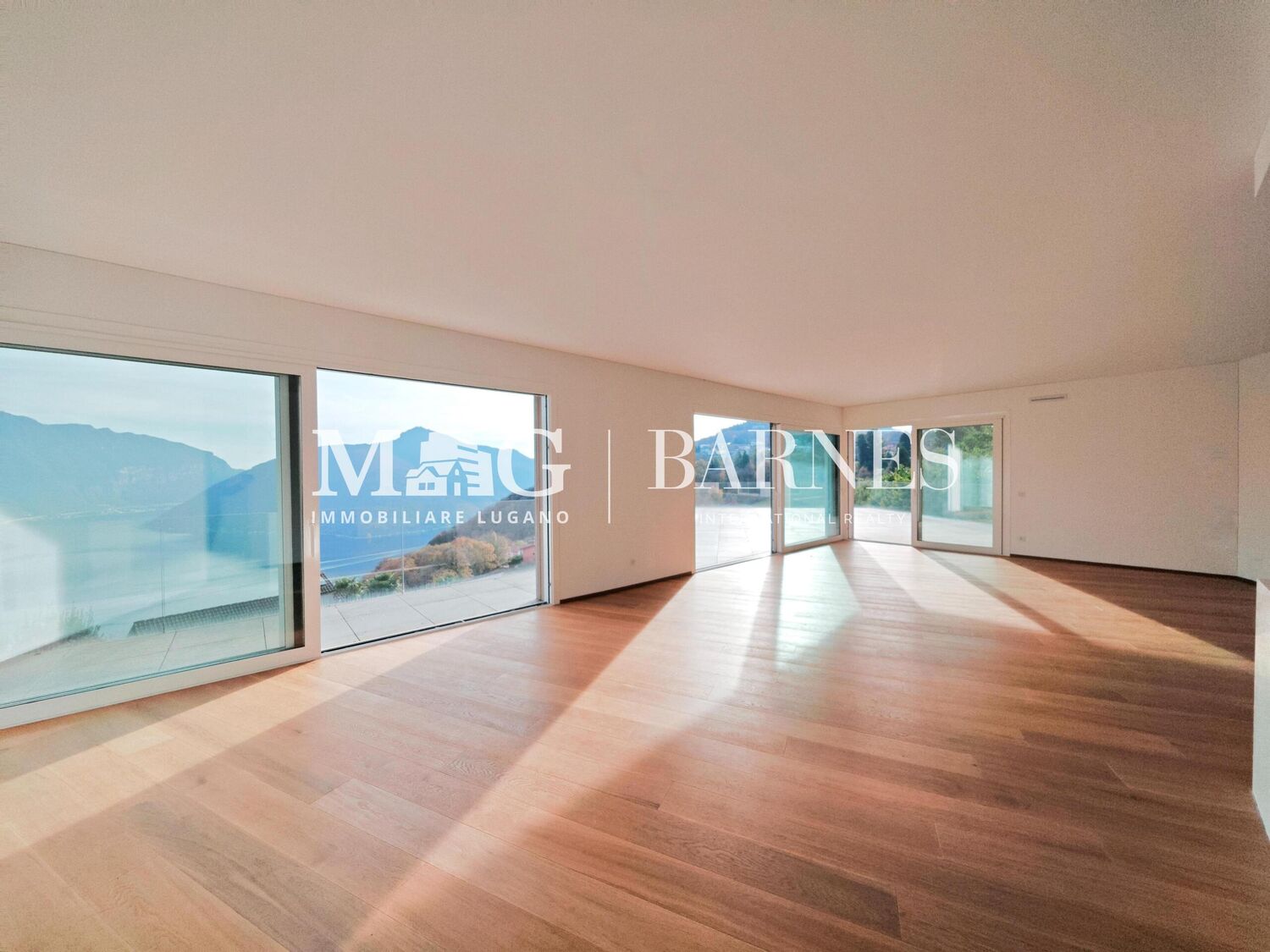 Heller Wohnraum mit Seeblick