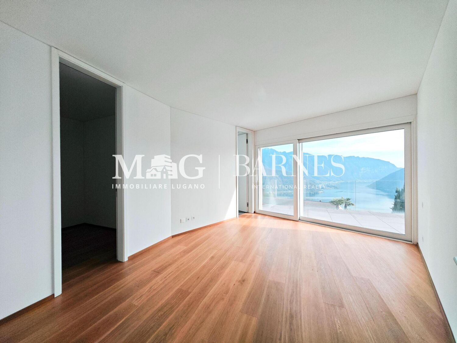 Helles leeres Zimmer mit Seeblick