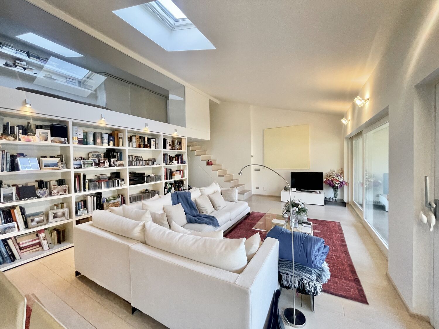 Helles Wohnzimmer mit Galerie und Dachfenstern