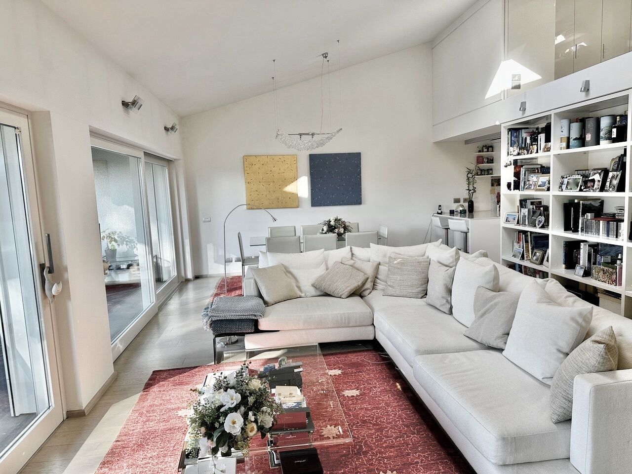 Helles modernes Wohnzimmer mit offener Sitzgruppe