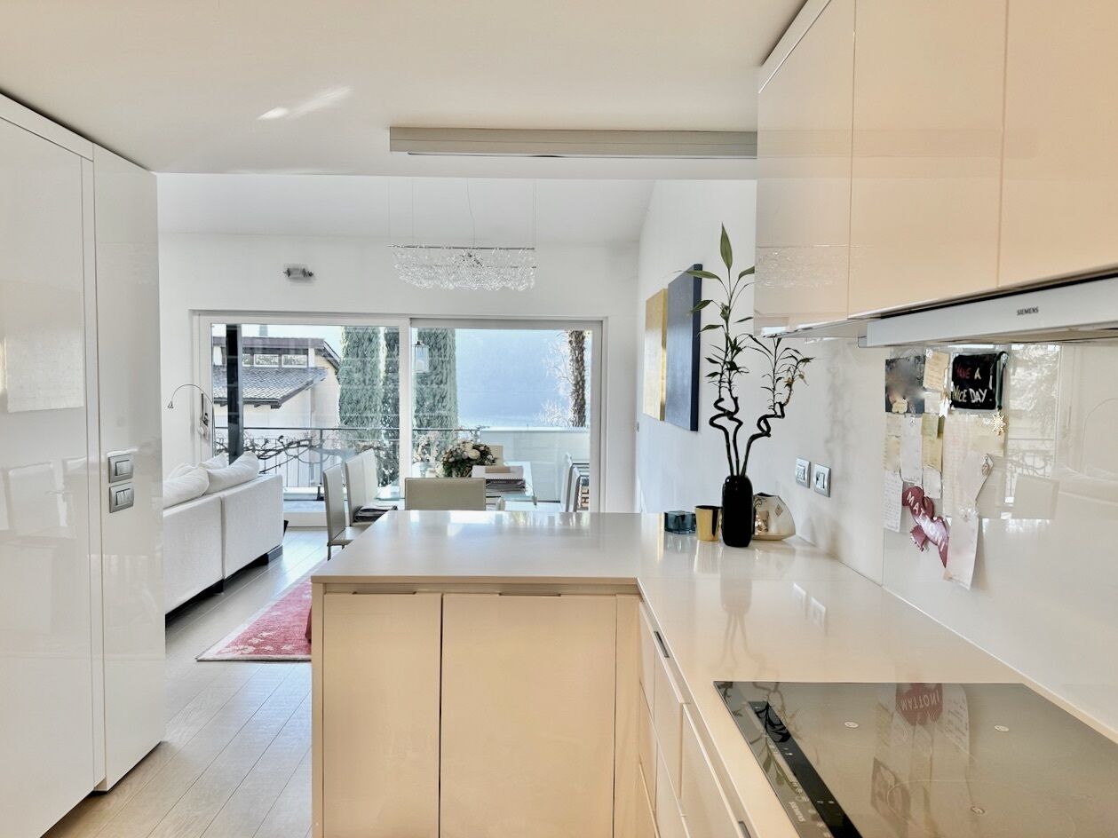 Moderne offene Küche mit Blick in den Wohnbereich und auf den Balkon