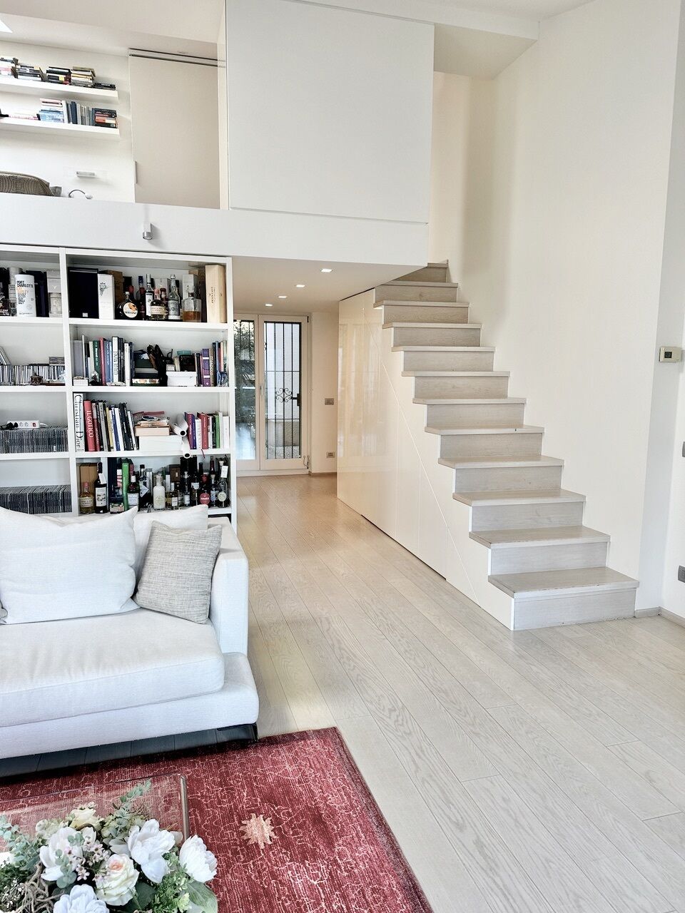 Heller Wohnbereich mit Treppe und Galerie