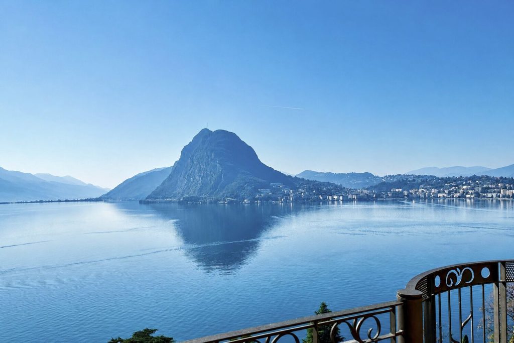 Seeblick mit Bergpanorama
