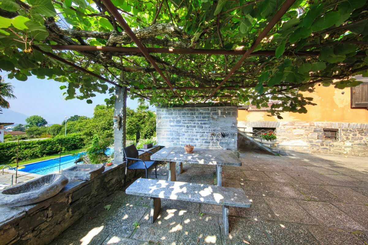 Terrasse mit Pergola und Poolblick