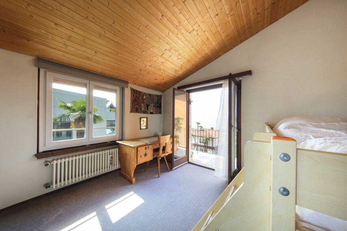 Helles Schlafzimmer mit Balkonzugang