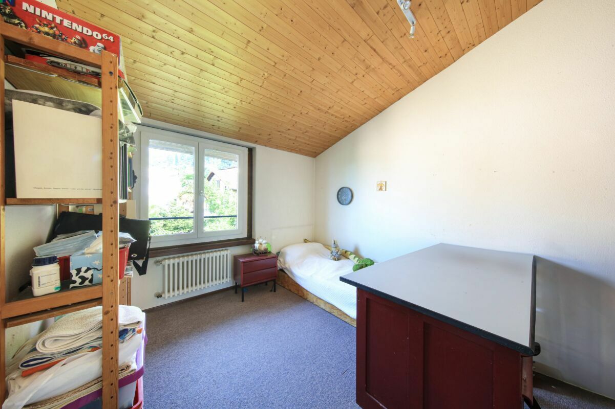 Helles Schlafzimmer mit Holzdecke