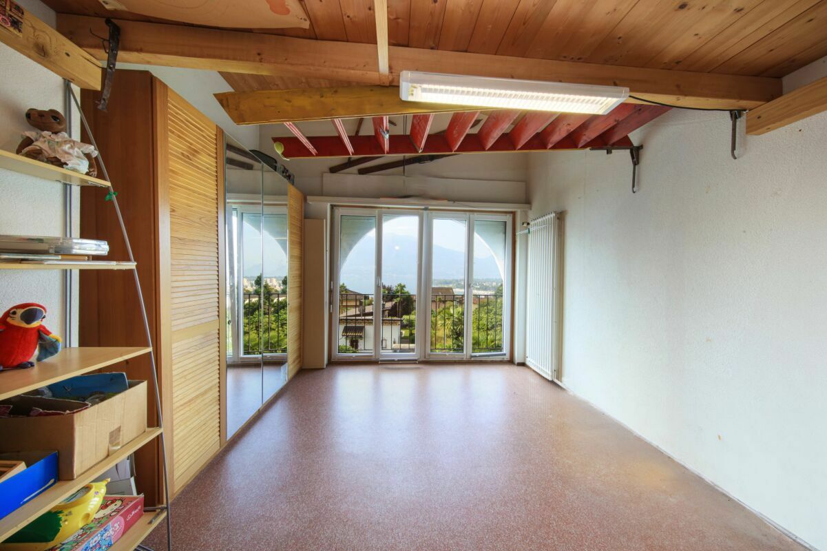 Heller Raum mit Balkon- oder Terrassentür und Bergblick