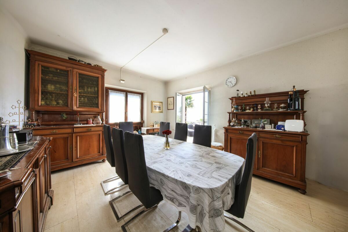 Esszimmer mit antiken Holzmöbeln