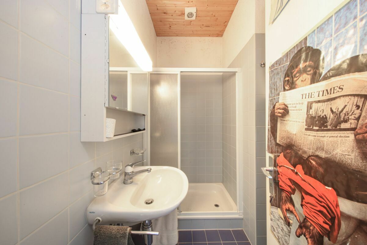 Kleines Badezimmer mit Badewanne und Waschbecken