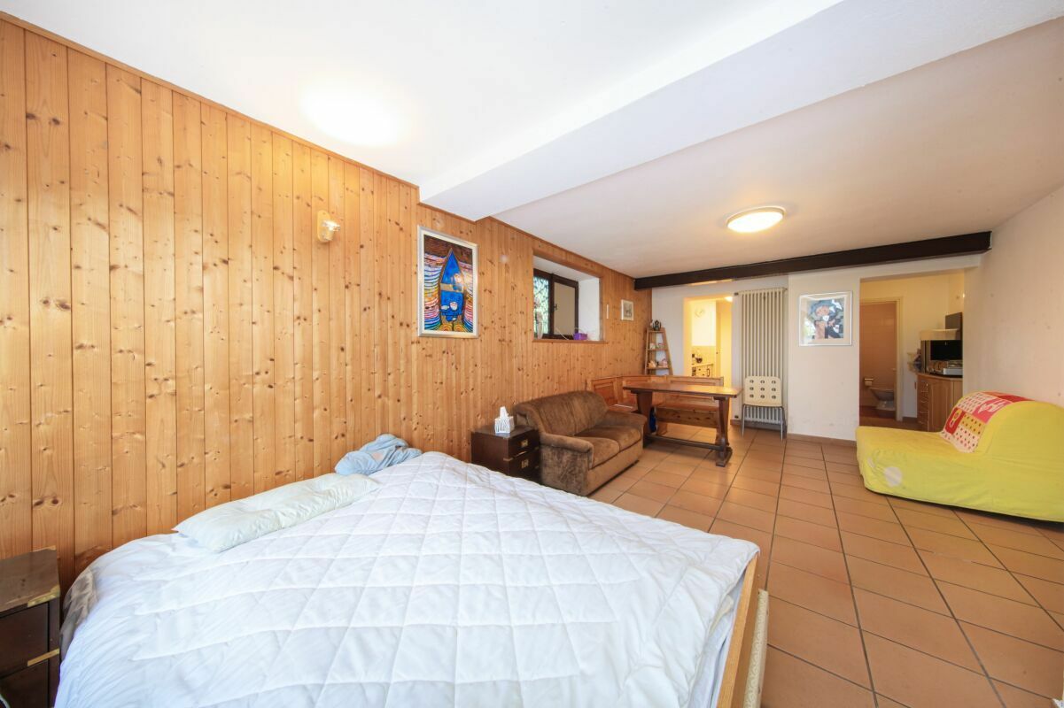 Großer Mehrzweckraum mit Holzverkleidung