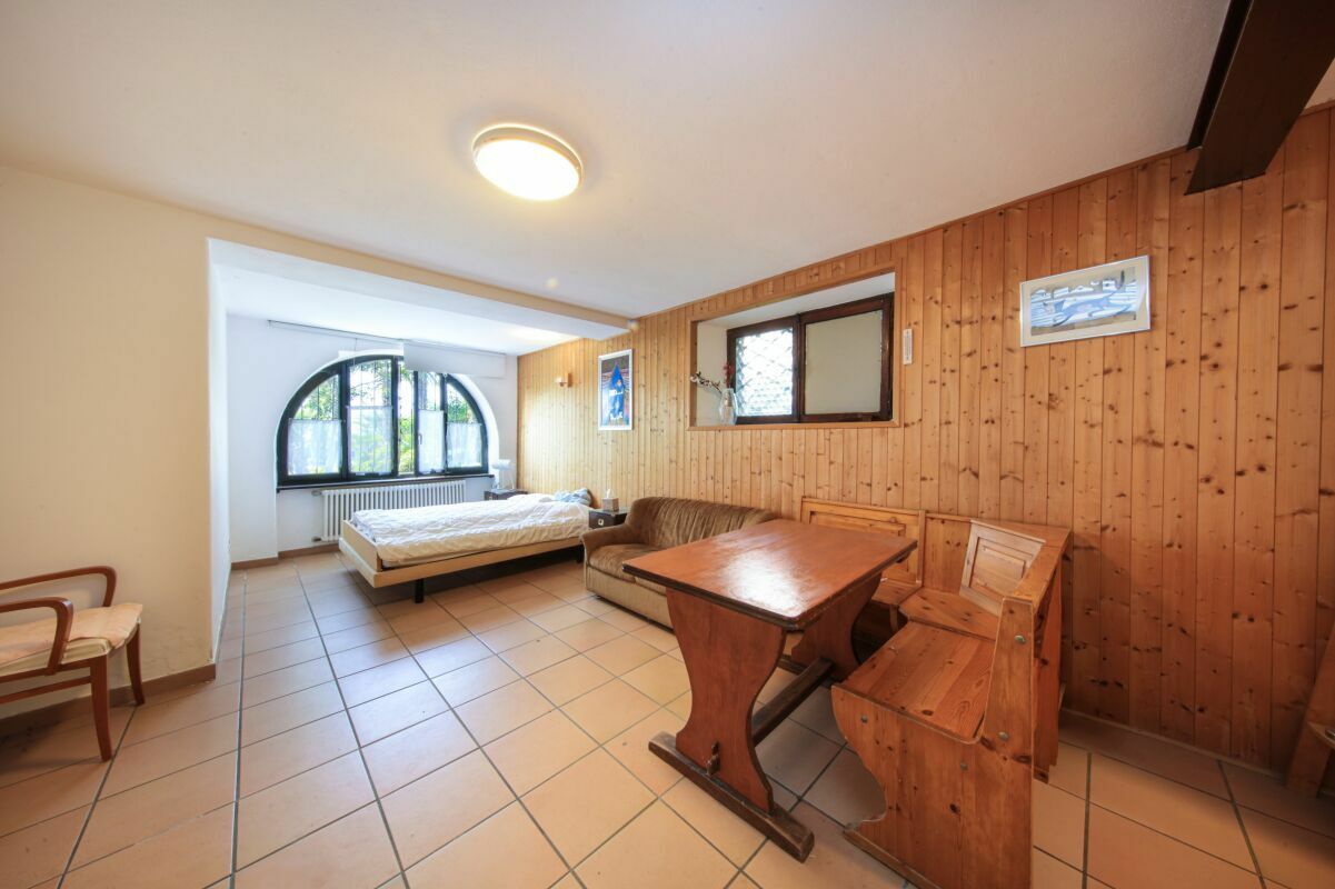Schlaf-/Wohnraum mit Holzvertäfelung