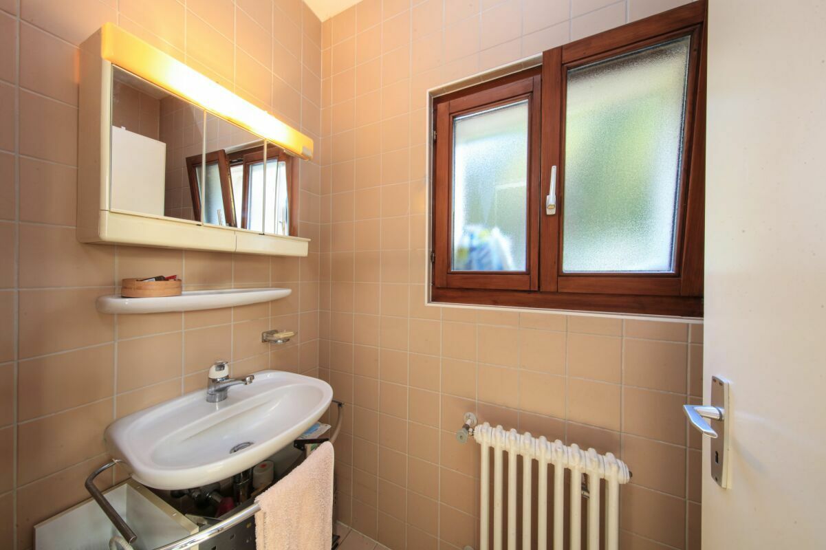 Kleines Badezimmer mit Waschbecken und Fenster