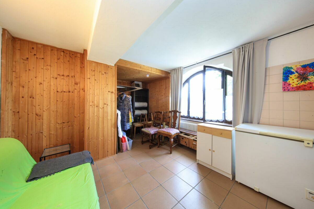 Kleiner Innenraum mit Holzverkleidung und Stauraum