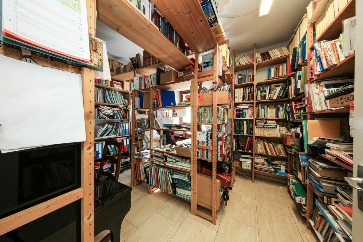 Bücher- und Arbeitsraum mit Regalen