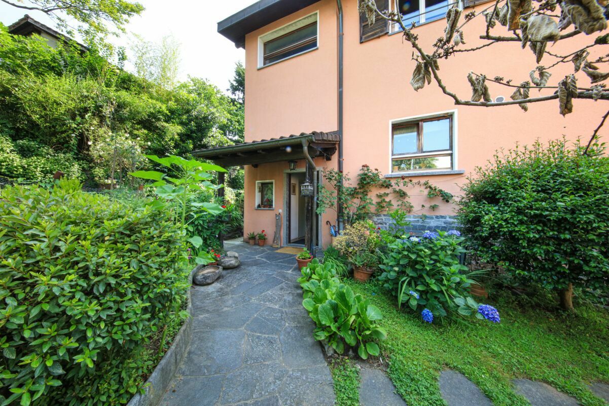 Haus mit üppigem Garten und Steinweg