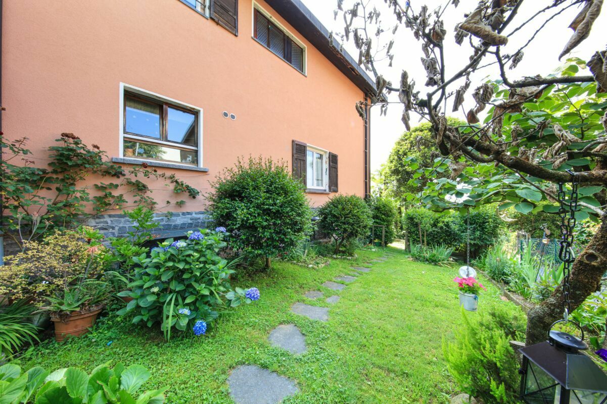 Hausgarten mit Fassade