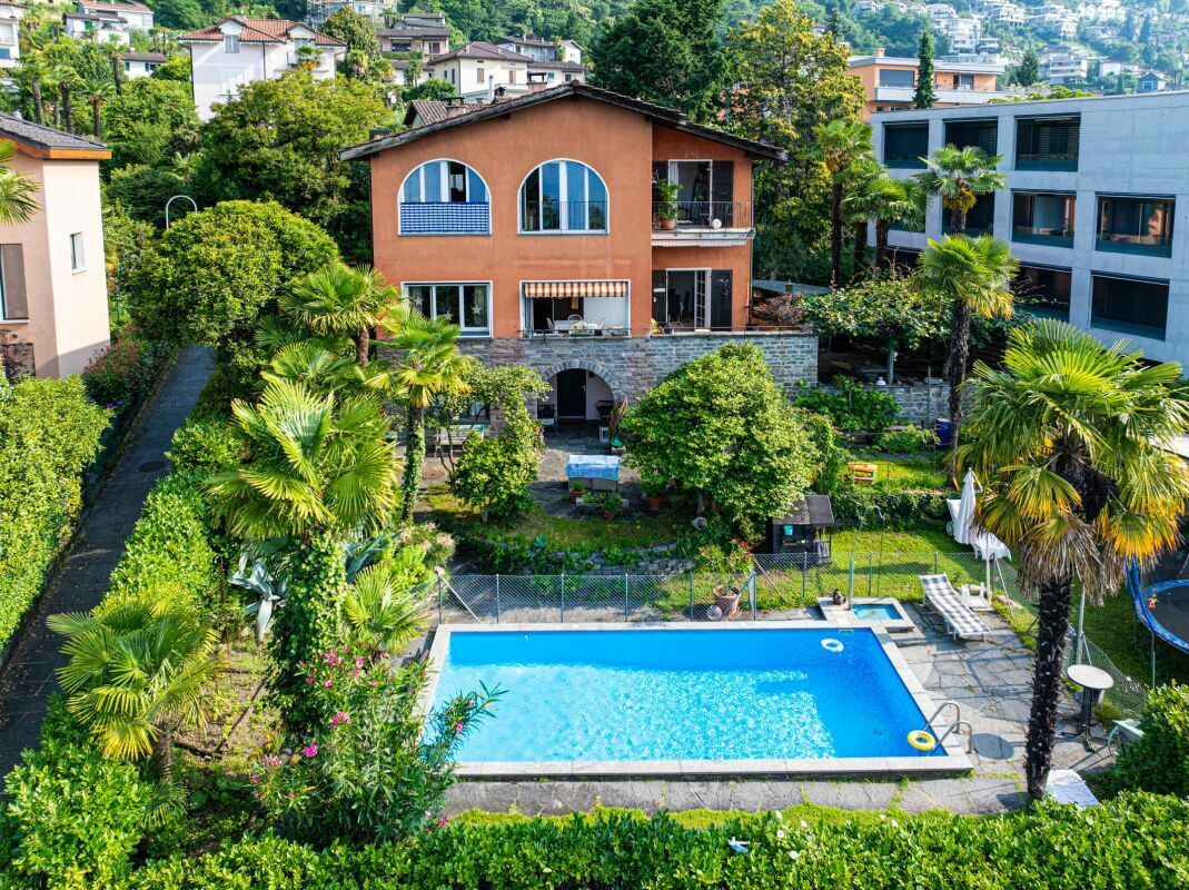 Villa mit Pool und Garten