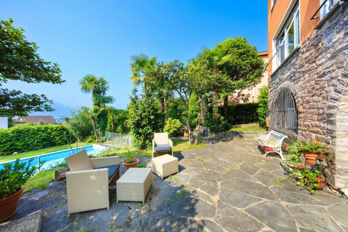 Garten mit Terrasse und Pool