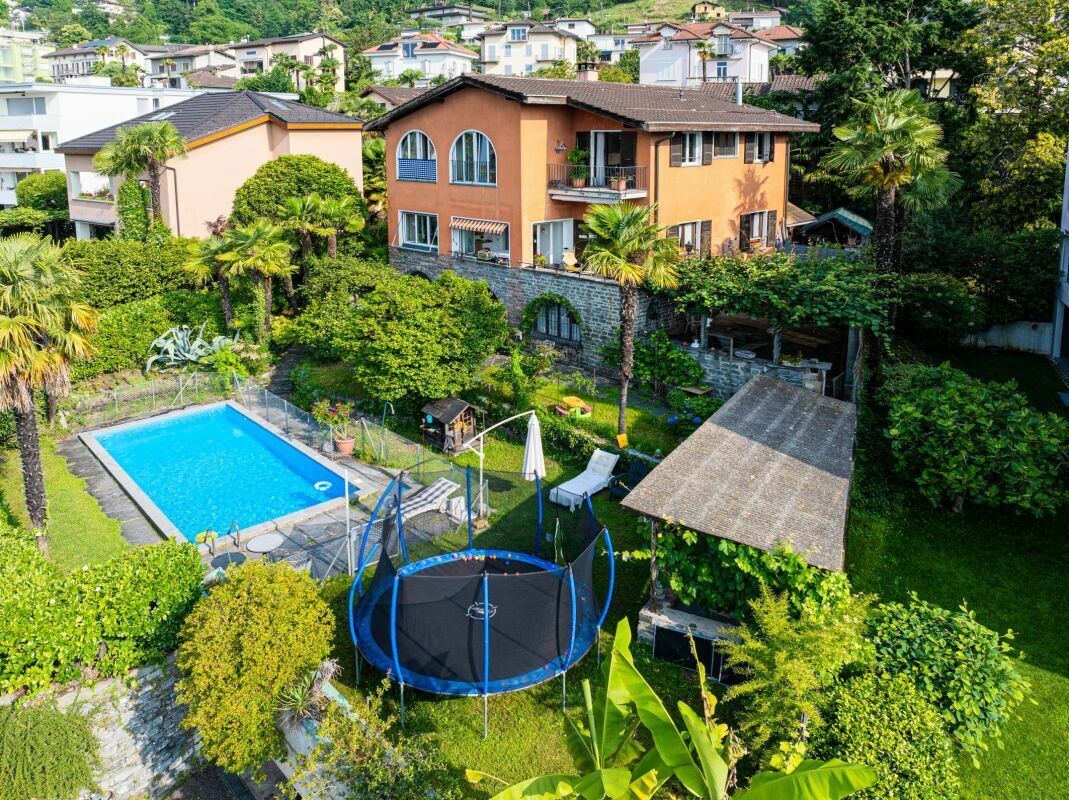 Luxuriöser Garten mit Pool und Wohnhaus