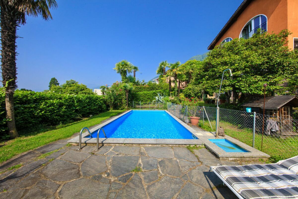 Außenbereich mit Pool und Garten
