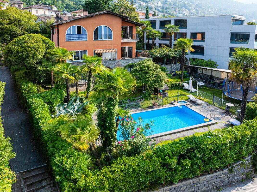 Außenansicht eines Hauses mit Pool und Garten