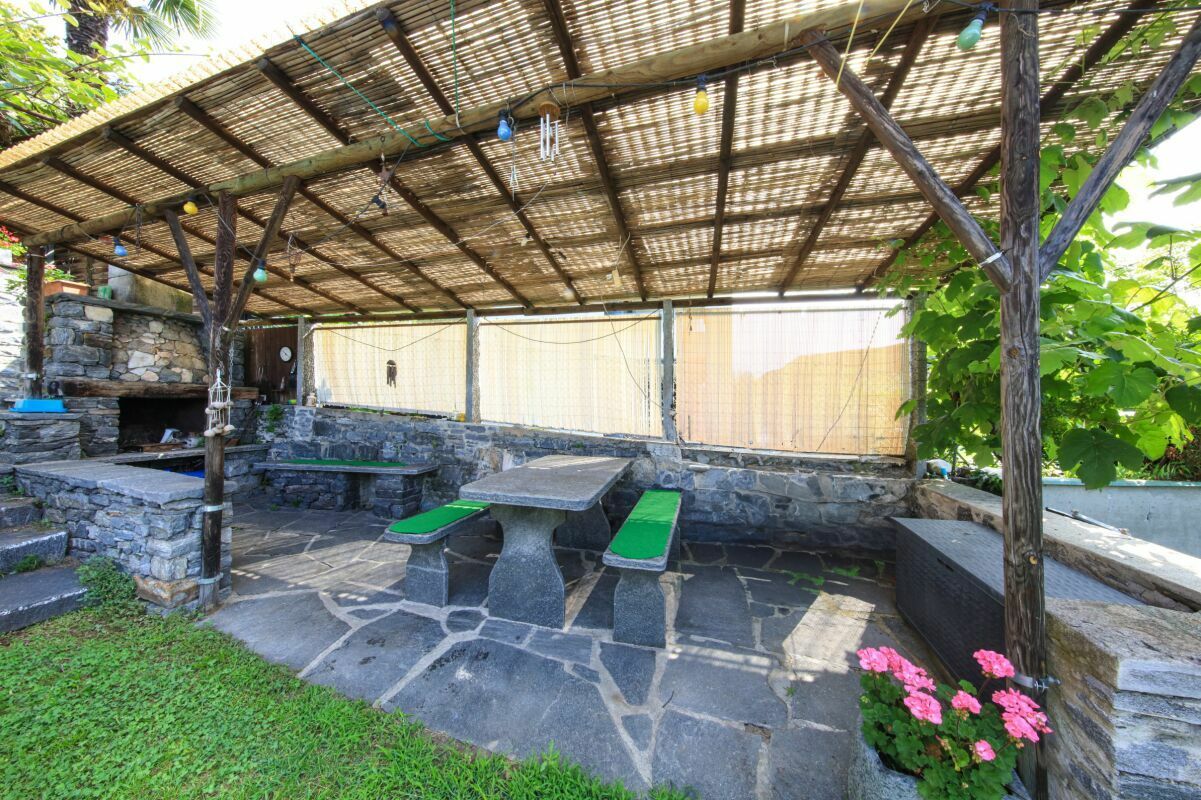 Überdachter Außen-Sitzbereich mit Grill und Picknicktisch