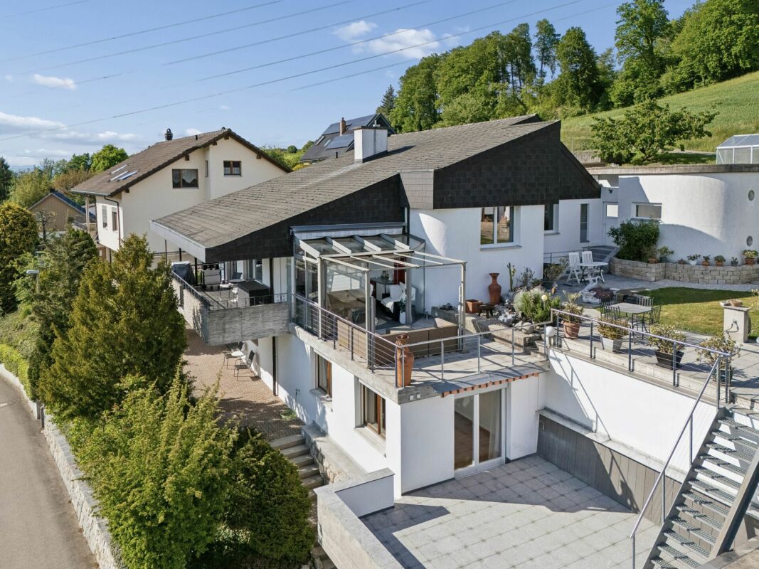 Moderne Wohnimmobilie mit Terrassen und Hanglage