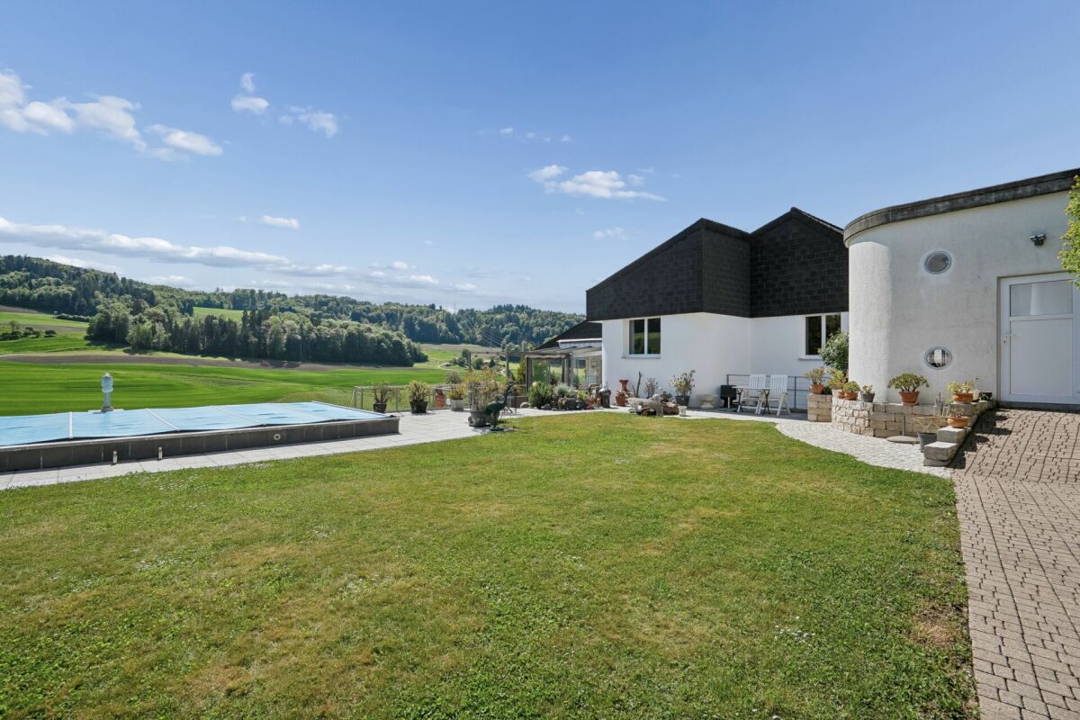 Außenansicht eines modernen Hauses mit Garten und Pool