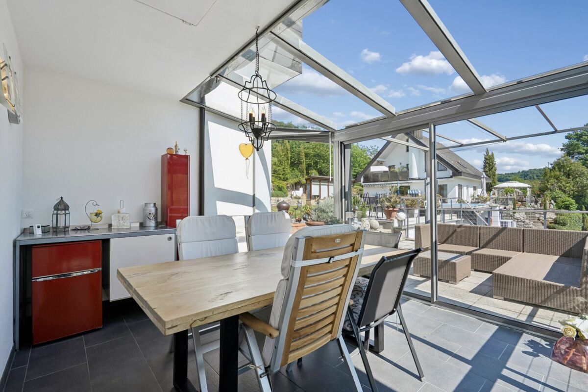 Verglaste Terrasse mit Essbereich