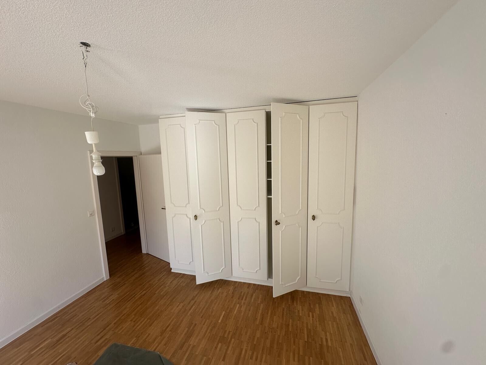 Helles Schlafzimmer mit Einbauschrank