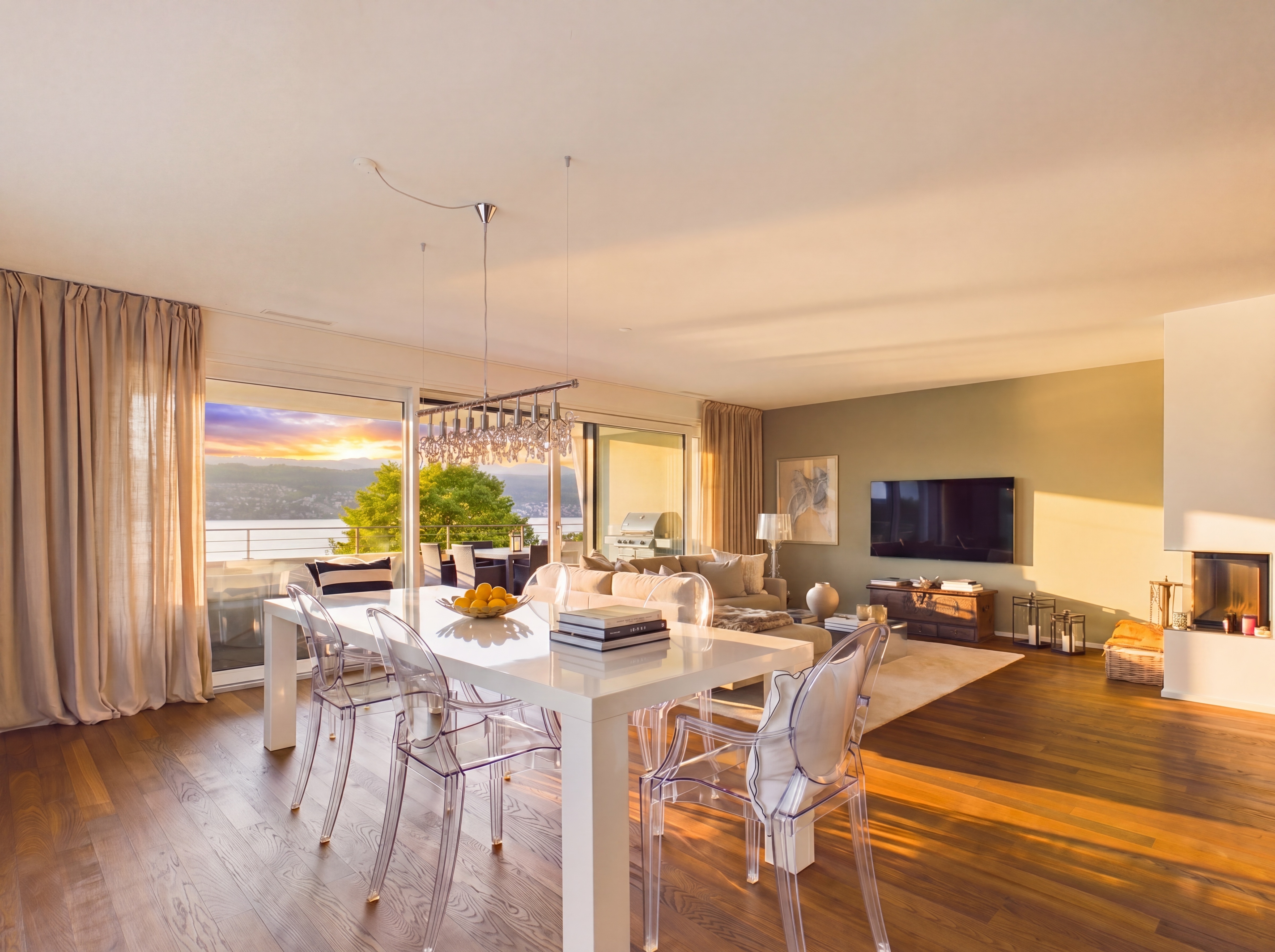 Helles Wohn- und Esszimmer mit Balkonblick