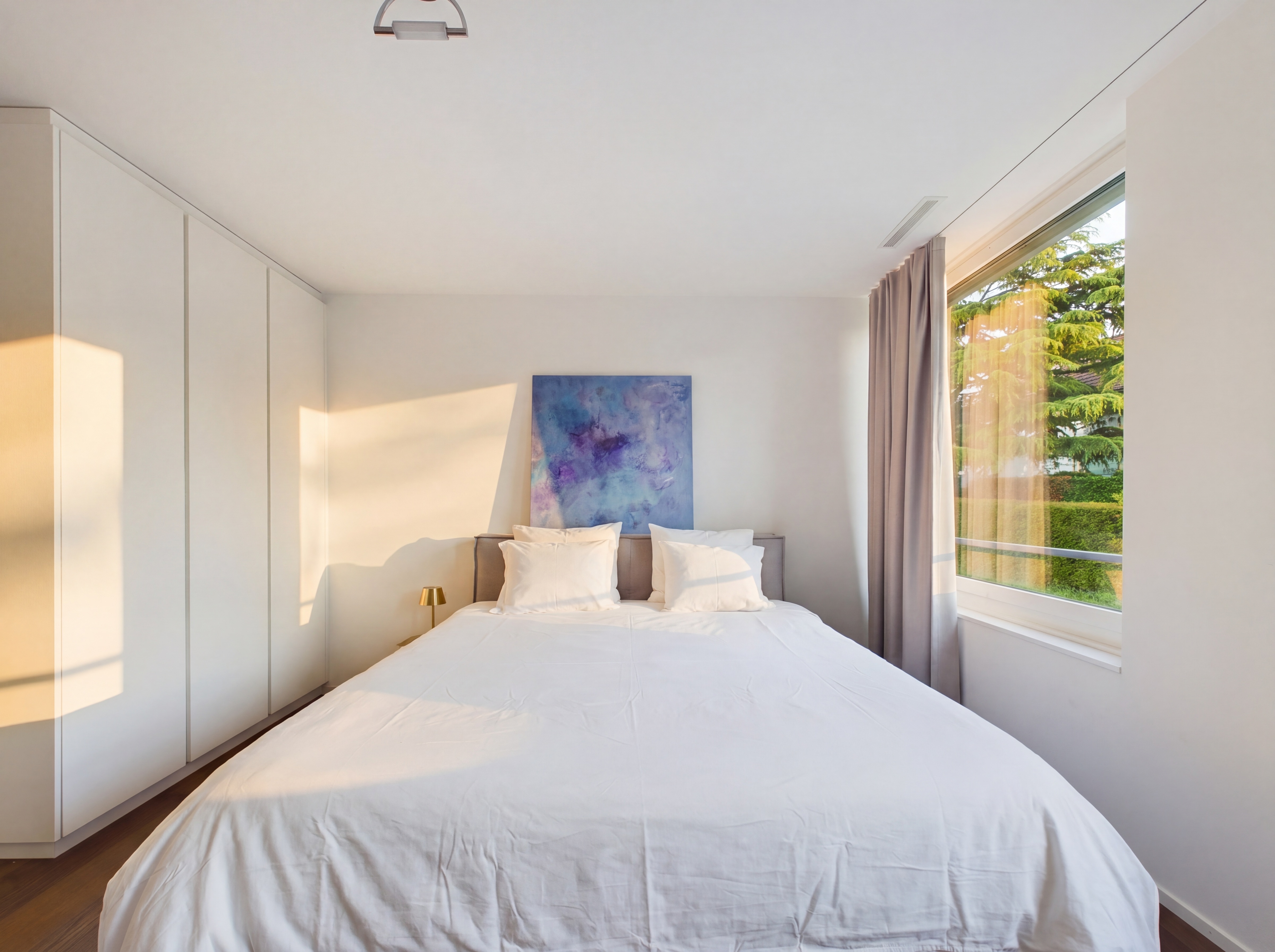 Helles Schlafzimmer mit großem Fenster
