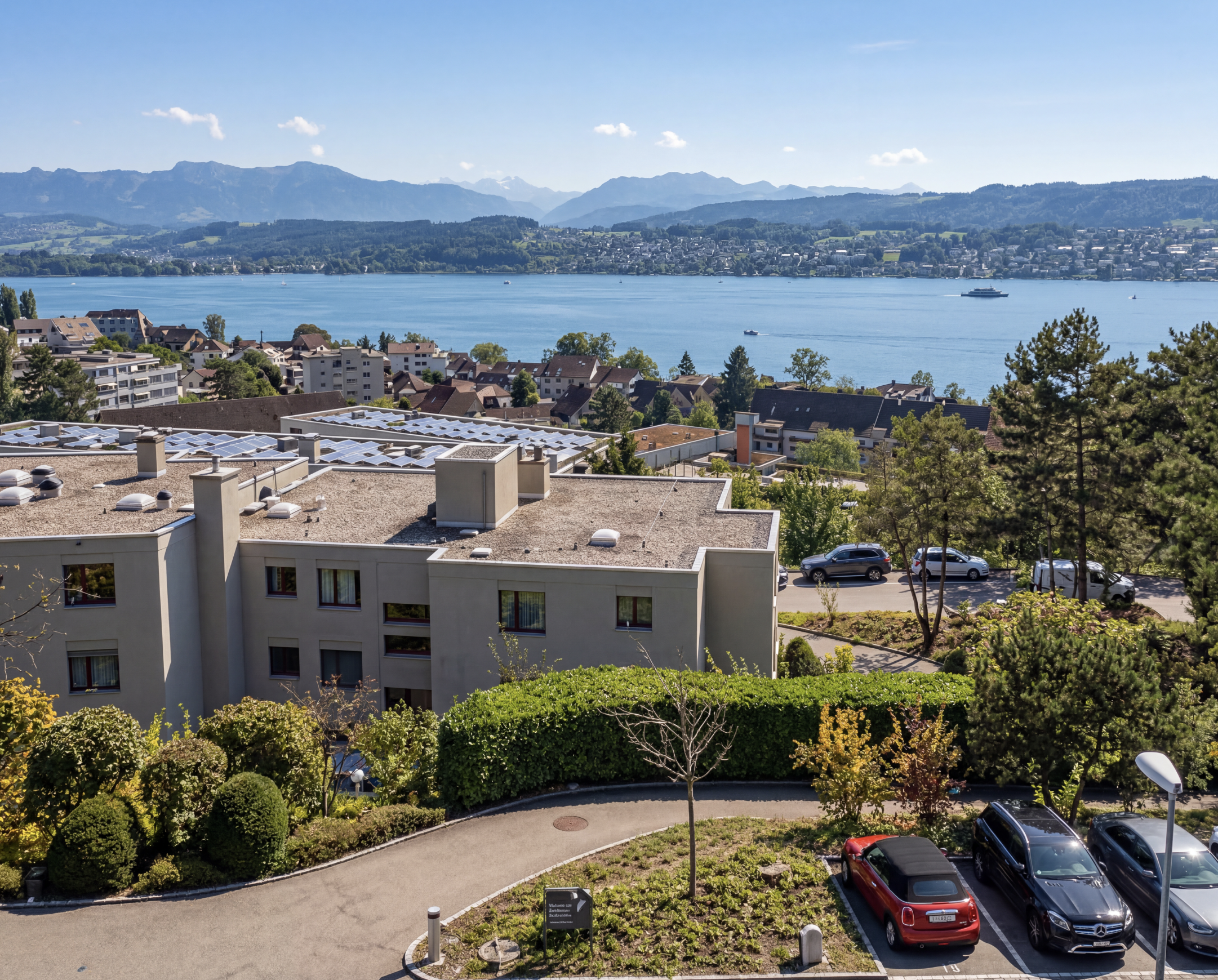 Seeblick mit Wohnanlagen und Bergen